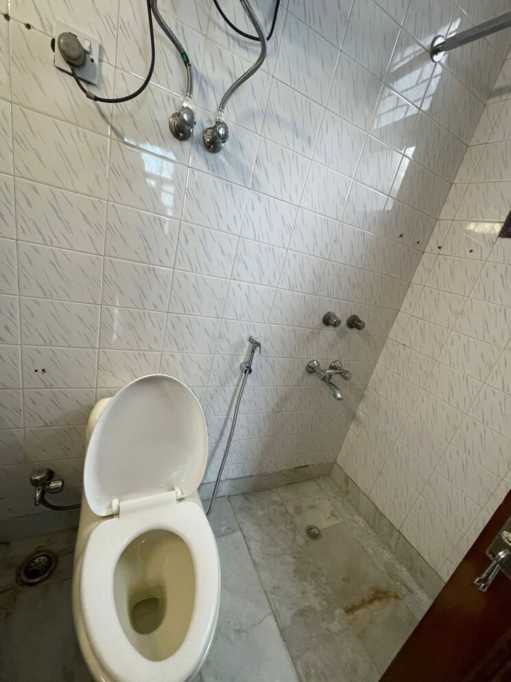 Bathroom, freedom fighters enclave 2 Bedroom 1000 Sq.Ft. Apartment In Freedom Fighters Enclave Delhi 9363547