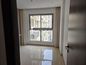 Room in 2 BHK Apartment at RNA NG Eclat, Andheri West – for Rent