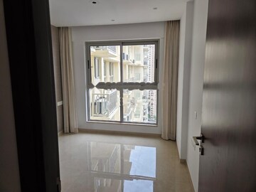 Room in 2 BHK Apartment at RNA NG Eclat, Andheri West – for Rent