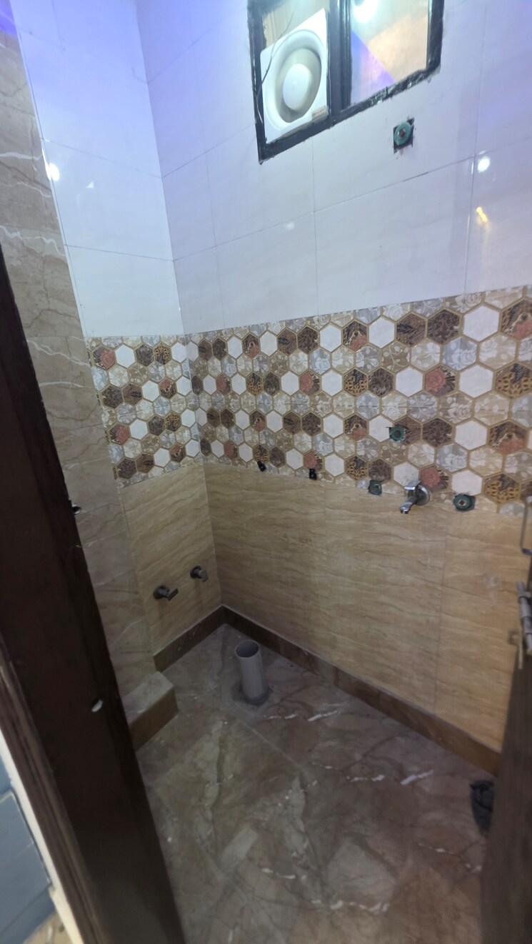 Bathroom, uttam nagar 2 Bedroom 70 Sq.Yd. Builder Floor In Uttam Nagar Delhi 9363789