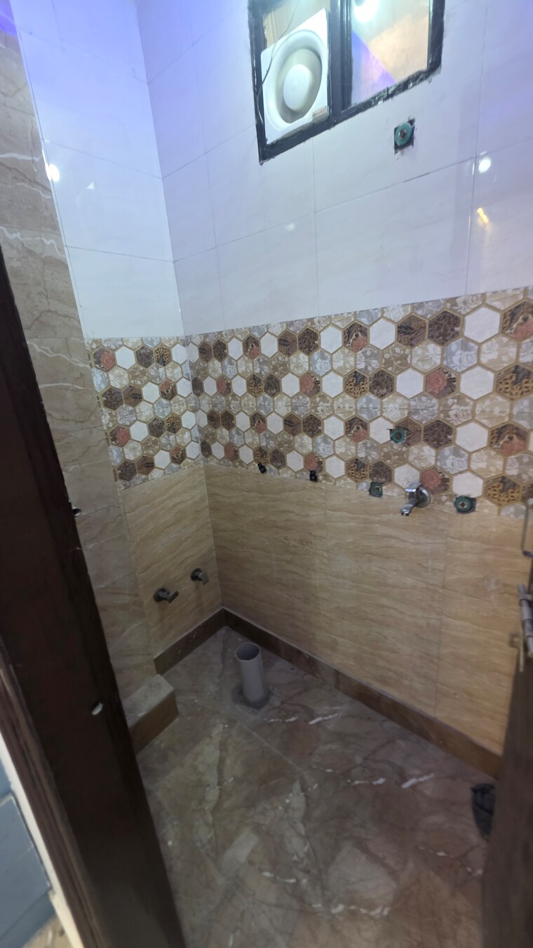 Bathroom, uttam nagar 2 Bedroom 70 Sq.Yd. Builder Floor In Uttam Nagar Delhi 9363789