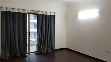 Room in 3.5 BHK Apartment at Parsvnath Exotica, Sector 53 – for Rent