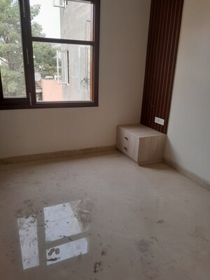 Furnished Amenities in 5 BHK Builder Floor at Rohini Sector 11 – for Sale