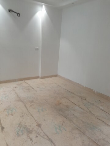 Furnished Amenities in 5 BHK Builder Floor at Rohini Sector 11 – for Sale