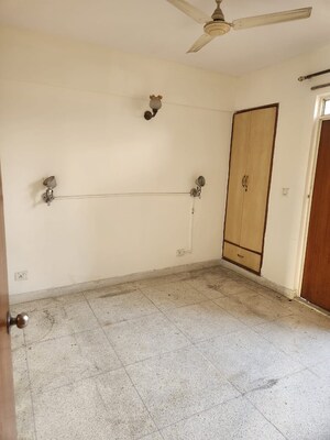 Room in 2 BHK Apartment at Suncity Essel Tower, Sector 28 – for Rent