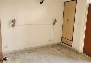 Room in 2 BHK Apartment at Suncity Essel Tower, Sector 28 – for Rent