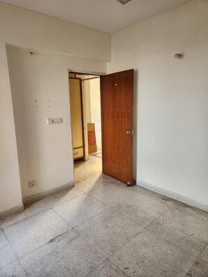 Room in 2 BHK Apartment at Suncity Essel Tower, Sector 28 – for Rent