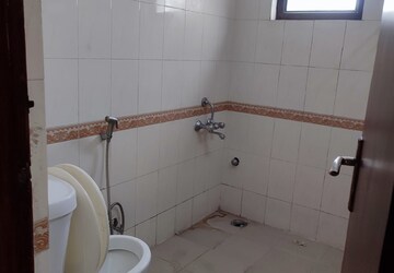 Bathroom in 3 BHK Apartment at Ardee City Palm Grove Heights, Sector 52 – for Rent