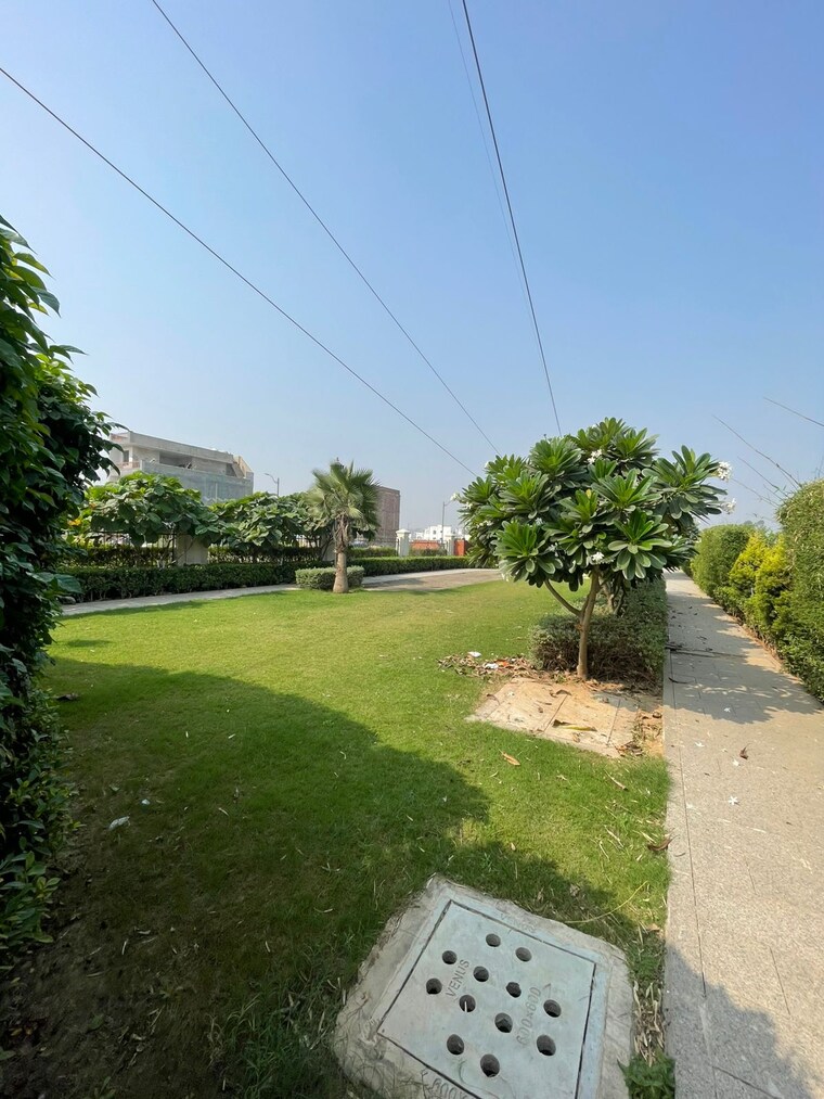 undefined, hlp-palmillas  100 Sq.Yd. Plot In Vip Road Zirakpur 9363831