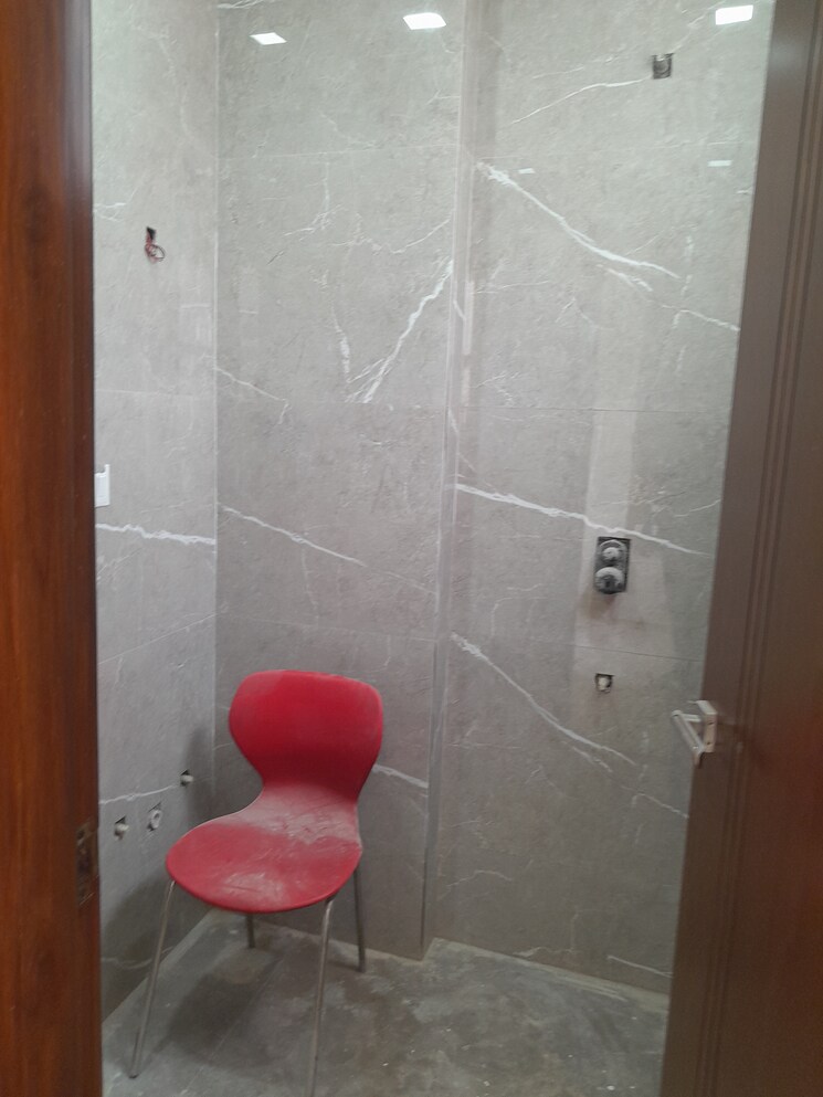 Bathroom, rohini sector 11 3 Bedroom 64 Sq.Mt. Builder Floor In Rohini Sector 11 Delhi 9363907