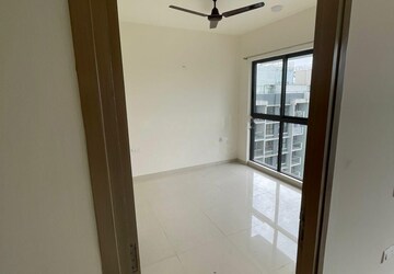 Room in 2 BHK Apartment at Lodha Woods, Kandivali East – for Rent
