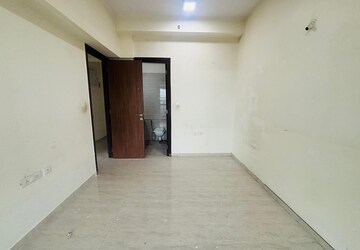 Room in 3.5 BHK Apartment at Sheth Auris Serenity Tower 2, Malad West – for Rent