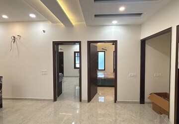 Room in 4 BHK Builder Floor at Omaxe Silver Birch, North Mullanpur – for Rent