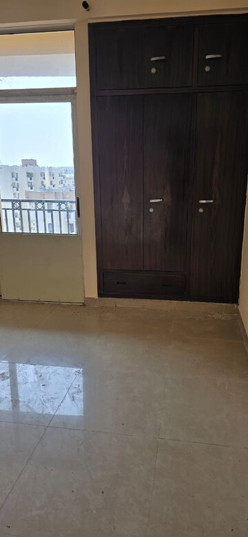 Room in 3 BHK Apartment at VVIP Addresses, Raj Nagar Extension – for Rent
