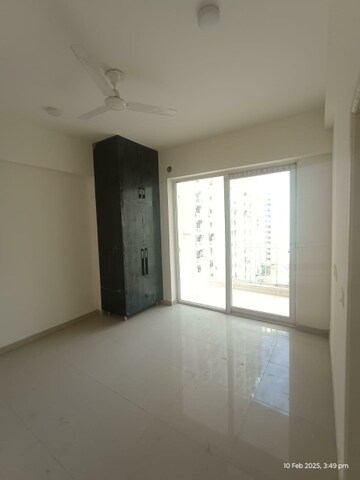 Room in 3 BHK Apartment at Mahagun Mantra II Villaments, Sector 10 Greater Noida – for Rent