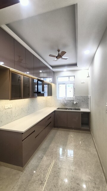 Kitchen in 3 BHK Builder Floor at BPTP District Phase 2, Sector 84 – for Sale