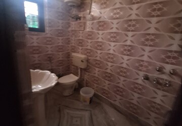 Bathroom in 1.5 BHK Builder Floor at Ansal Plaza Sector-23, Sector 23 – for Rent