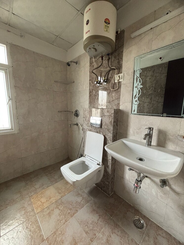 Bathroom, amrapali-village-ii 2 Bedroom 1425 Sq.Ft. Apartment In Nyay Khand Ghaziabad 9363011