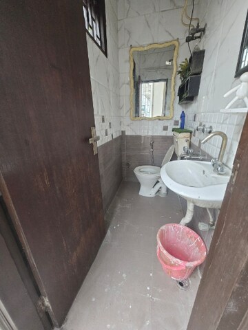 Bathroom in 1.5 BHK Apartment at Lajpat Nagar 4 – for Rent