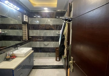 Kitchen in 3 BHK Builder Floor at Unitech South City 1, South City 1 – for Sale