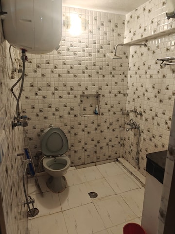 Bathroom in 4 BHK Apartment at DDA Rosewood Apartments, Vasant Kunj – for Rent