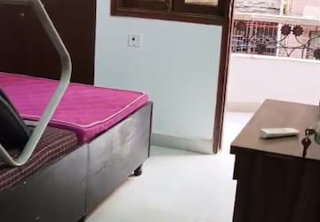 Team Area in 3 BHK Builder Floor at Karol Bagh – for Rent