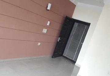 Room in 3 BHK Apartment at Ajnara Arcade, Sain Vihar – for Rent