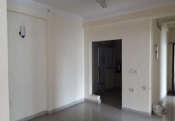 Room in 3 BHK Apartment at Ajnara Arcade, Sain Vihar – for Rent