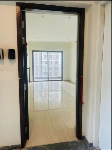 Room in 2 BHK Apartment at Kalpataru Paramount, Kapur Bawdi – for Rent