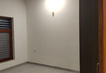 Room in 1 BHK Builder Floor at Sector 14 – for Rent