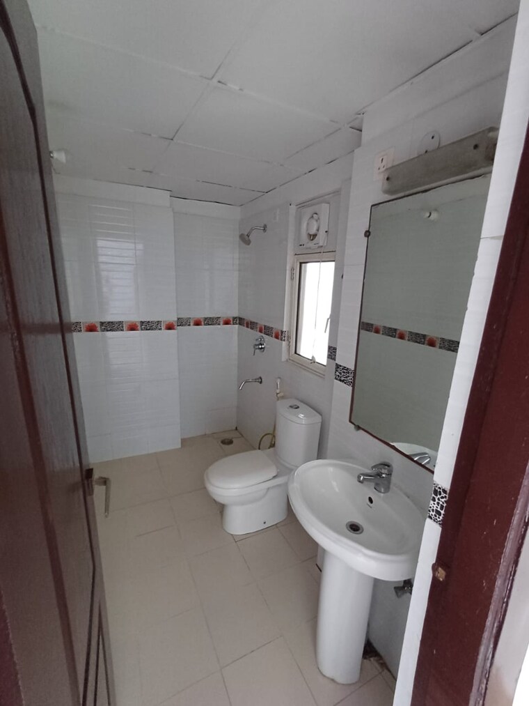 Bathroom, ajnara-homes 2.5 Bedroom 1085 Sq.Ft. Apartment In Sector 16b Greater Noida Greater Noida 9365833