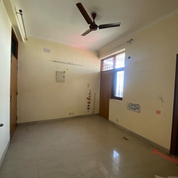 Room in 3 BHK Apartment at Sector 21d – for Sale