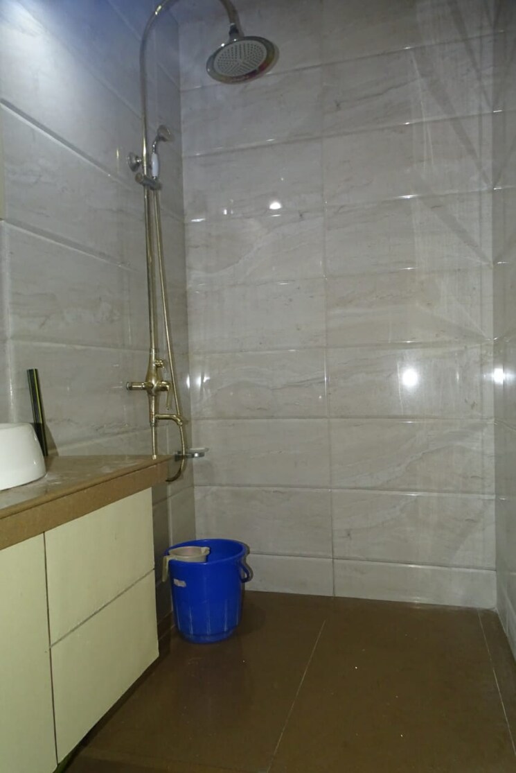 Bathroom, oberoi-realty-woods 2.5 Bedroom 900 Sq.Ft. Apartment In Goregaon East Mumbai 9366018