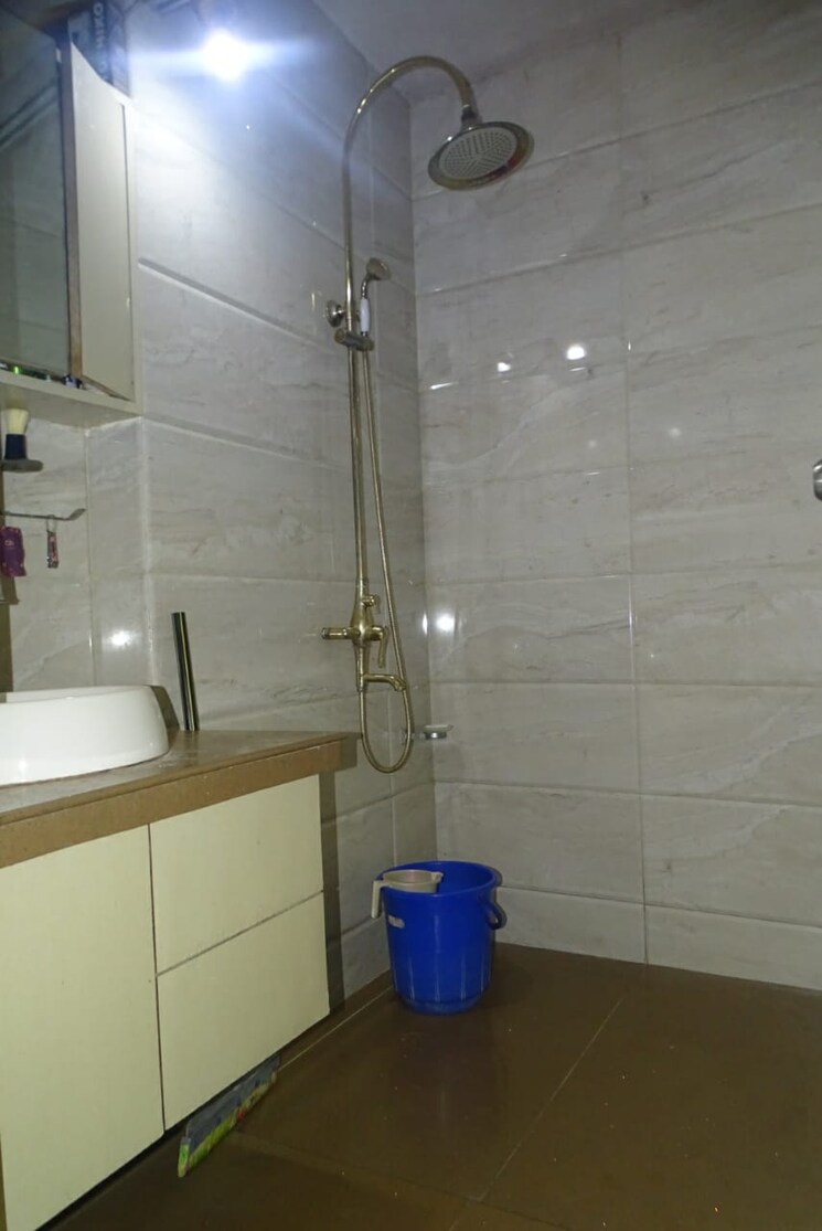 Bathroom, oberoi-realty-woods 2.5 Bedroom 900 Sq.Ft. Apartment In Goregaon East Mumbai 9366018