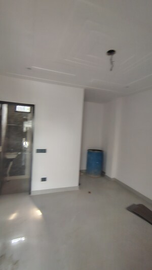 Room in 2 BHK Builder Floor at Dwarka Mor – for Rent