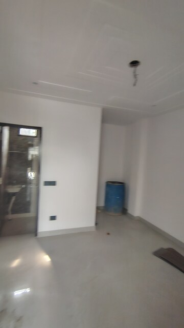 Room in 2 BHK Builder Floor at Dwarka Mor – for Rent