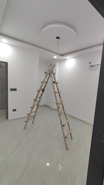 Room in 2 BHK Builder Floor at Dwarka Mor – for Rent