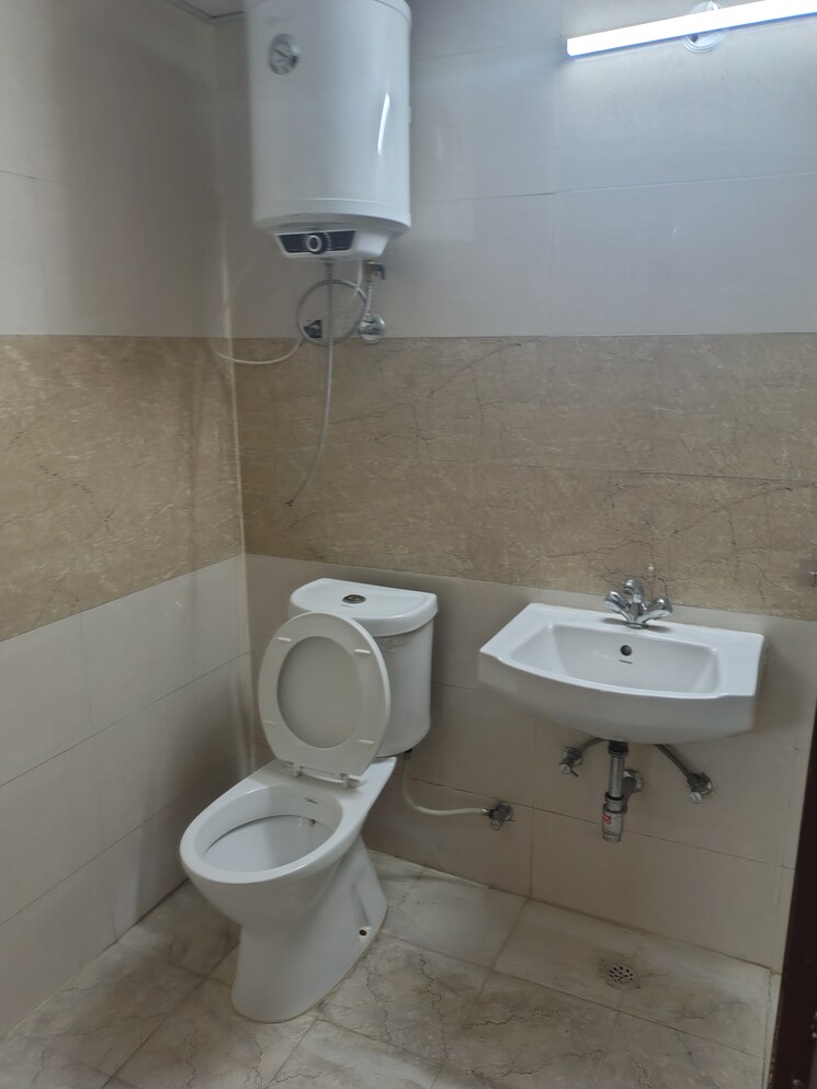 Bathroom, amrapali-riverview 3 Bedroom 1450 Sq.Ft. Apartment In Amrapali Leisure Valley Greater Noida 9366199