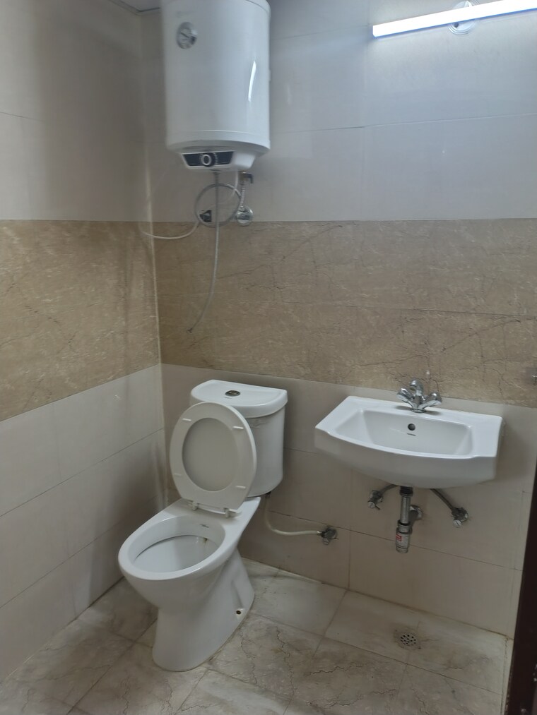 Bathroom, amrapali-riverview 3 Bedroom 1450 Sq.Ft. Apartment In Amrapali Leisure Valley Greater Noida 9366199