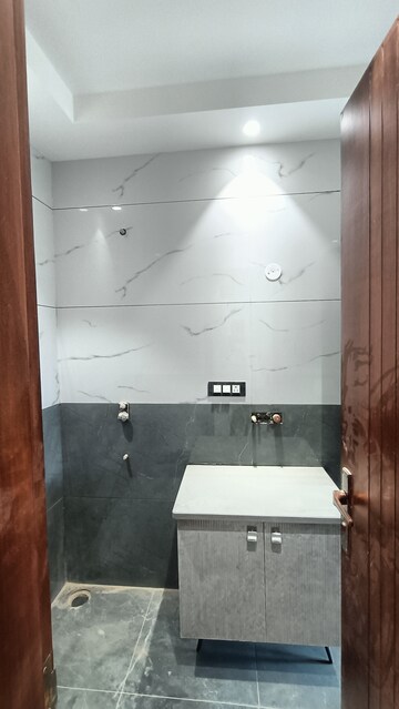 Kitchen in 3 BHK Builder Floor at BPTP District 3, Sector 85 – for Sale