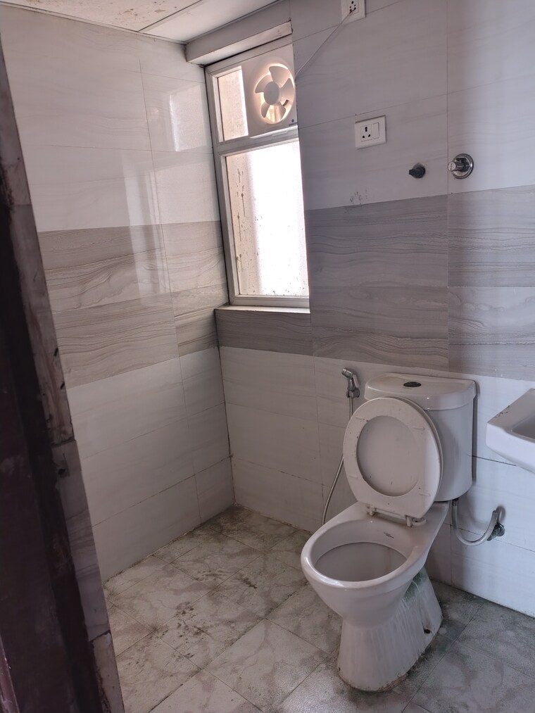 Bathroom, amrapali-leisure-park 2 Bedroom 955 Sq.Ft. Apartment In Amrapali Leisure Valley Greater Noida 9366306