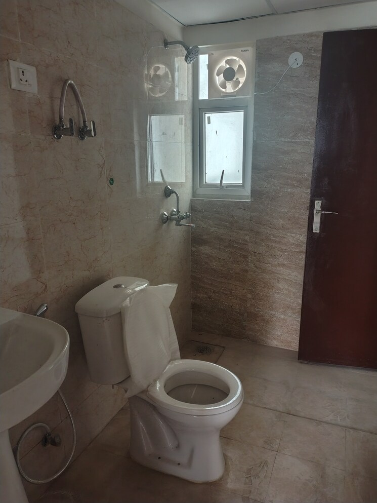 Bathroom, amrapali-tropical-garden 3 Bedroom 1185 Sq.Ft. Apartment In Tech Zone 4 Greater Noida Greater Noida 9366366