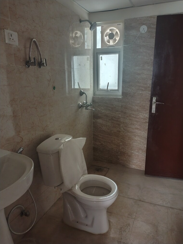 Bathroom, amrapali-tropical-garden 3 Bedroom 1185 Sq.Ft. Apartment In Tech Zone 4 Greater Noida Greater Noida 9366366