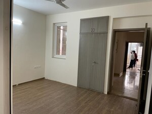 Room in 3 BHK Apartment at DLF The Skycourt, Sector 86 – for Rent