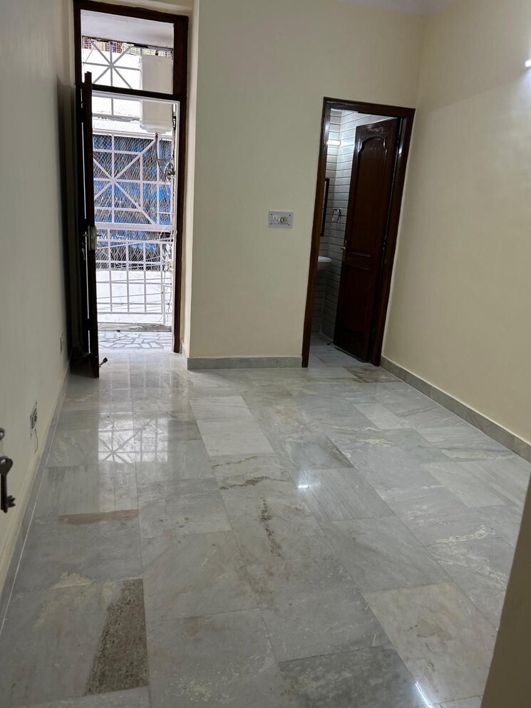 Room, east of kailash 3 Bedroom 1125 Sq.Ft. Builder Floor In East Of Kailash Delhi 9366602