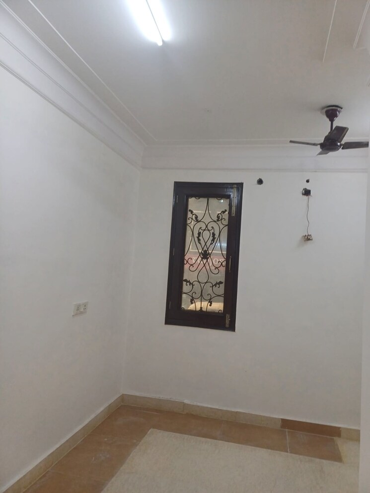 Team Area, green park Commercial Office Space 200 Sq.Yd. In Green Park Delhi 9366599