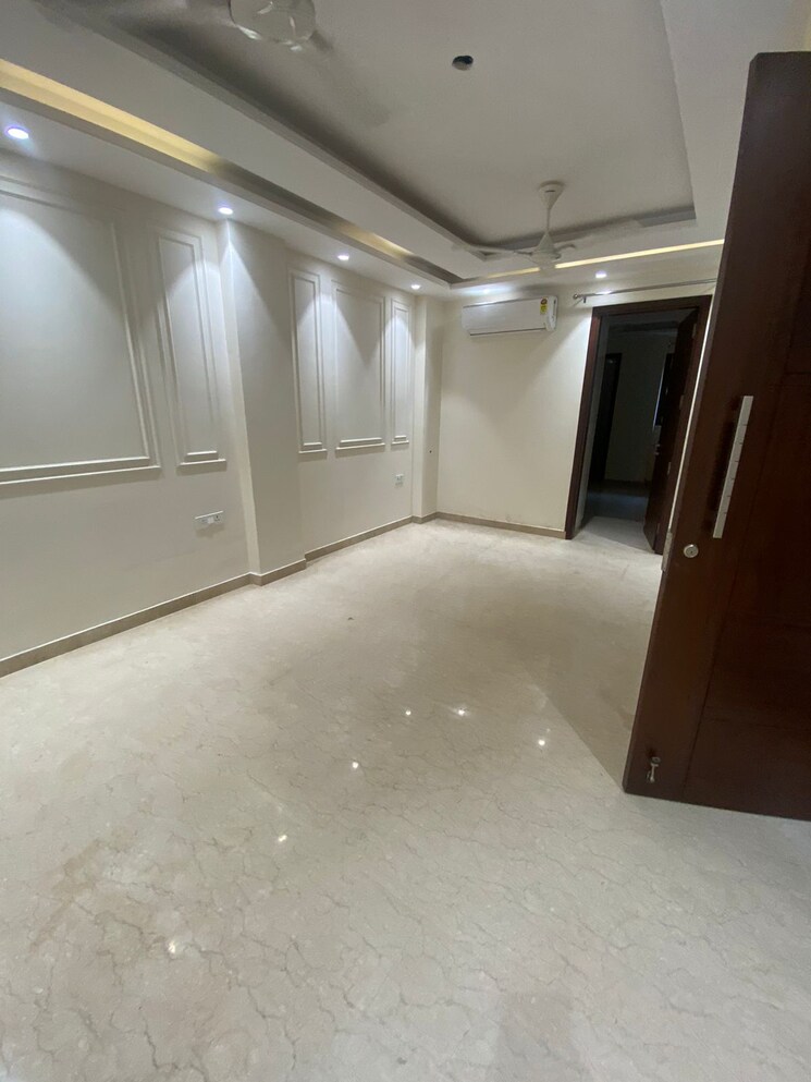 Room, east of kailash 3 Bedroom 1800 Sq.Ft. Builder Floor In East Of Kailash Delhi 9366639