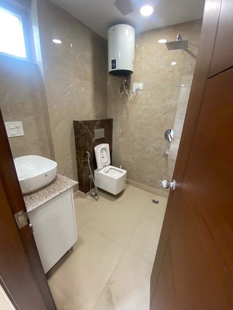 Bathroom, east of kailash 3 Bedroom 1800 Sq.Ft. Builder Floor In East Of Kailash Delhi 9366639