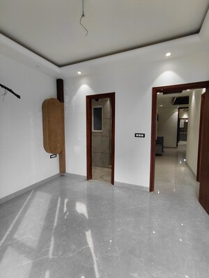 Building Lobby in 3 BHK Builder Floor at BPTP District Faridabad, Sector 81 – for Sale