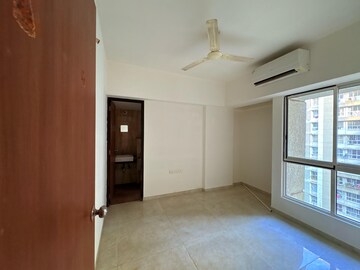 Room in 1 BHK Apartment at Lodha Amara, Kolshet Road – for Rent